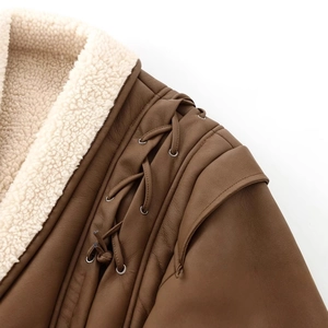 Giacca vintage in pelle marrone con collo in lana d'agnello e lacci sulla spalla