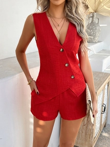 Dettaglio del gilet asimmetrico in lino rosso con scollo a V e pantaloncini coordinati