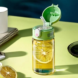 Detailansicht der Glasflasche mit 350ml Skala und grünem Deckel mit Strohhalm