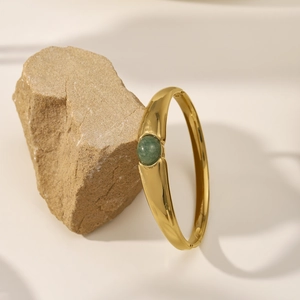 Bracelet jonc minimaliste en acier inoxydable plaqué or 18K avec pierre naturelle verte