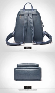 Detalle de mochila de cuero azul con bolsillo trasero y logotipo grabado en la base