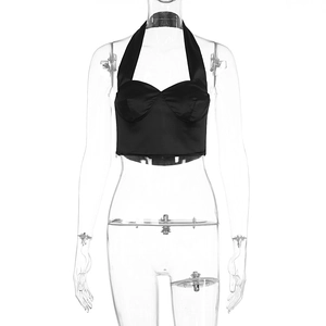 Détail du haut court dos nu en satin noir avec décolleté en cœur et texture soyeuse