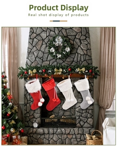 Détails de la maille des chaussettes de Noël rouges et blanches sur une cheminée chaude