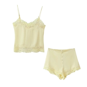 Ensemble nuisette et short en satin jaune pâle avec des finitions en dentelle fine