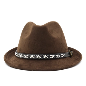 Dettaglio cappello fedora in camoscio marrone con fascia in pelle cucita e fibbia in bronzo