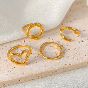 Kollektion vergoldeter französischer Vintage-Ringe mit minimalistischem Wellen-Herz-Design