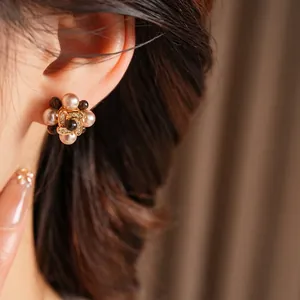 Boucles d'oreilles fleurs dorées de luxe avec logo CC et perles élégantes pour femme