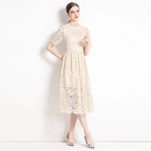 Elegantes beige besticktes Spitzen-Midikleid mit kurzen Ärmeln und schlanker Passform