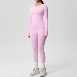 Dettaglio del completo yoga rosa a maniche lunghe in tessuto snellente ad asciugatura rapida