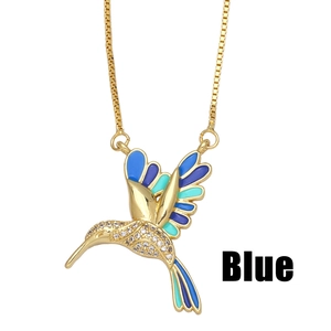 Collier pendentif colibri bleu avec cristaux et émail sur une chaîne dorée fine