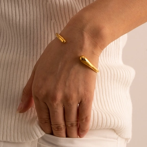 Dettaglio del bracciale aperto in acciaio inossidabile dorato 18k con punte a goccia