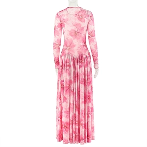 Vue détaillée d'une robe longue fleurie rose avec taille en V et jupe plissée