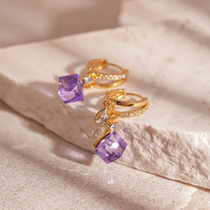 Eleganti orecchini dorati con cristallo quadrato viola e gemme a goccia bianche