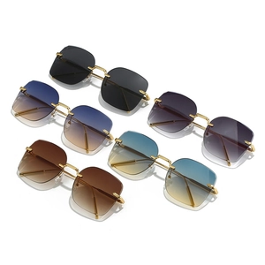 Occhiali da sole squadrati senza montatura con stanghette in metallo in 5 colori