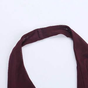 Gros plan sur le tissu en maille rouge vin montrant la texture fine du vêtement