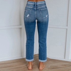 Jeans blu a vita alta da donna con tasche posteriori strappate e orli con risvolto