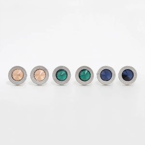 Détail de boutons de manchette ronds avec cristaux de couleur champagne, vert et bleu foncé