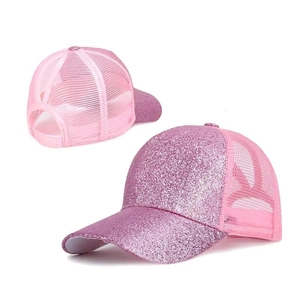 Viste dettagliate del cappellino glitterato con coda di cavallo, rete e chiusura regolabile