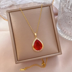 Elegante Goldkette mit rotem Tropfenanhänger und Kristallrand in einer Geschenkbox