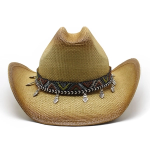 Cappello da cowboy in paglia con fascia etnica e ciondoli a cuore argento su sfondo bianco