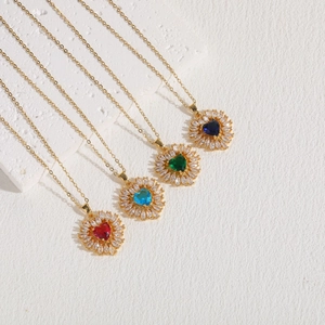 Dettaglio dei ciondoli a cuore con zirconi rosso blu e verde con placcatura in oro