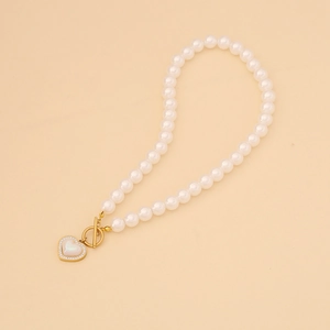 Collier élégant en perles d'imitation avec pendentif cœur en strass doré et fermoir en T