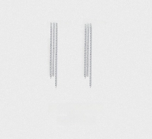 Détail de boucles d'oreilles longues à glands en argent S925 avec design HAPPY