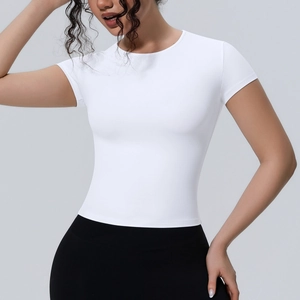 Détail de la texture du t-shirt de sport blanc et coupe ajustée pour le yoga