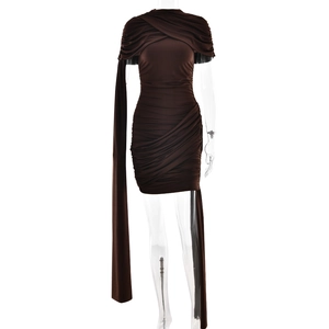 Eng anliegendes dunkelbraunes Minikleid mit asymmetrischer Schulter und Banddetail