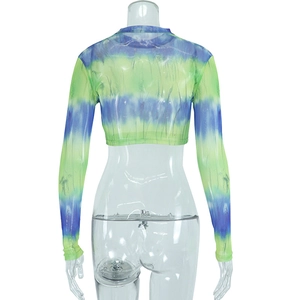 Vue arrière d'un top court en mesh avec imprimé tie-dye bleu et vert à manches longues