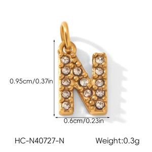 Vue détaillée du pendentif lettre N en acier doré avec strass et dimensions précises