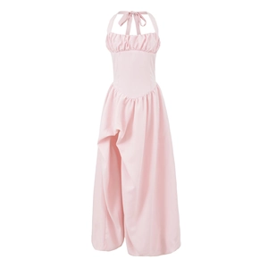 Détail d'une robe rose à licou avec un bustier plissé et une coupe cintrée à la taille