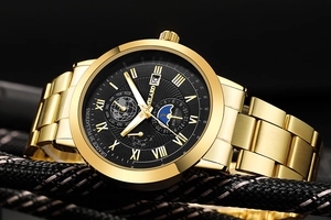 Dettaglio di un orologio di lusso da uomo in acciaio oro con quadrante nero multifunzione