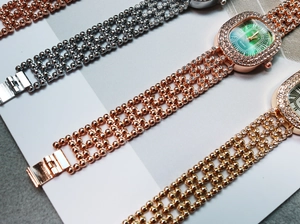 Gros plan de montres femme ovales serties de diamants avec bracelets en maille métal
