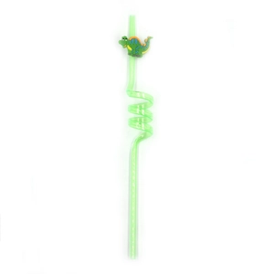 Dettaglio di cannuccia a spirale verde con decorazione a forma di piccolo dinosauro