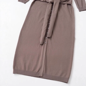 Abito midi in maglia color tortora con scollo rotondo, bottoni e cintura in vita