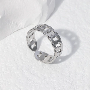 Close-up of adjustable silver chain ring in stainless steel with a polished finish