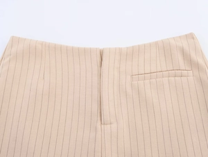 Détails du pantalon-jupe beige à rayures haute taille avec coutures et poches latérales