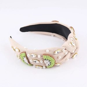 Serre-tête noué tendance avec perles kiwi vert et perles blanches sur tissu en maille beige