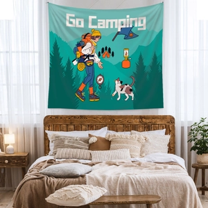 Détail macro de la tenture en polyester Go Camping sur un mur de chambre en bois