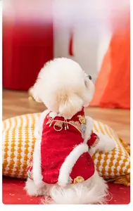 Détail de la veste chinoise rouge pour chien avec broderie dorée et fourrure blanche