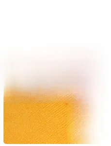Vue macro détaillée du tricot jaune vif et du pompon en fausse fourrure douce de qualité