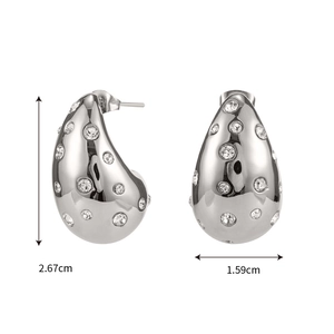 Boucles d'oreilles goutte argentées avec zircons et dimensions de 2,67 cm par 1,59 cm