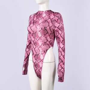 Gros plan du motif serpent sur le body à manches longues violet pour femmes