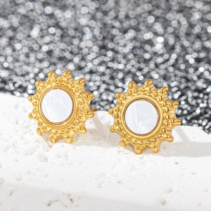 Détail de boucles d'oreilles dorées 18k avec nacre blanche en forme de soleil