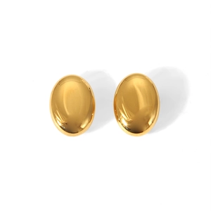 Boucles d'oreilles ovales dorées polies avec surface métallique lisse en gros plan