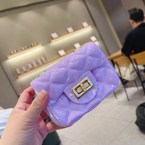 Detalle del bolso jelly lila con diseño acolchado de PVC y cierre de giro dorado