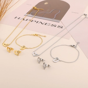 Dettaglio dei set gioielli a cuore in oro e argento con ciondoli cavi in strass