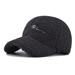 Detailaufnahme der schwarzen Sherpa-Baseballkappe mit weißem Palace-Stickerei
