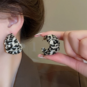 Fashionable C-shaped leopard print earrings with leather pleats and geometric texture